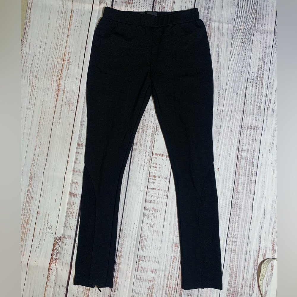 NWT Kardashian Kollection Legging with ottoman bottom. Black. Size M.